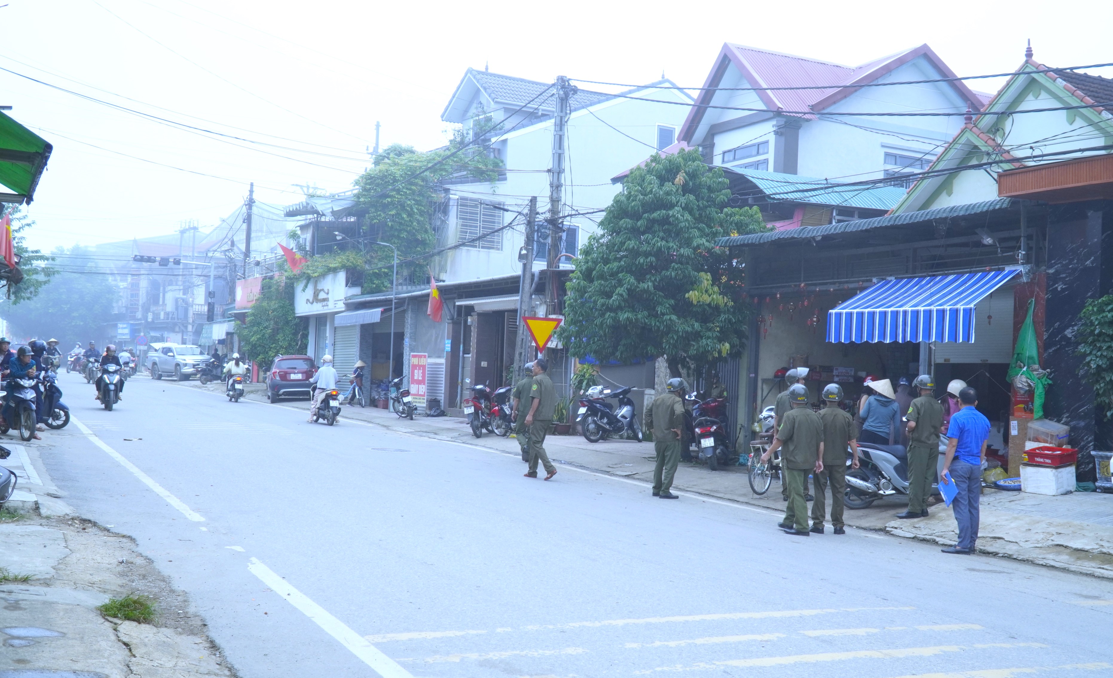Xã Hương Khê ra quân xóa bỏ chợ cóc, chợ tạm, xử lý vi phạm hành lang an toàn giao thông