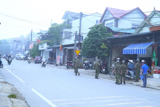 Xã Hương Khê ra quân xóa bỏ chợ cóc, chợ tạm, xử lý vi phạm hành lang an toàn giao thông