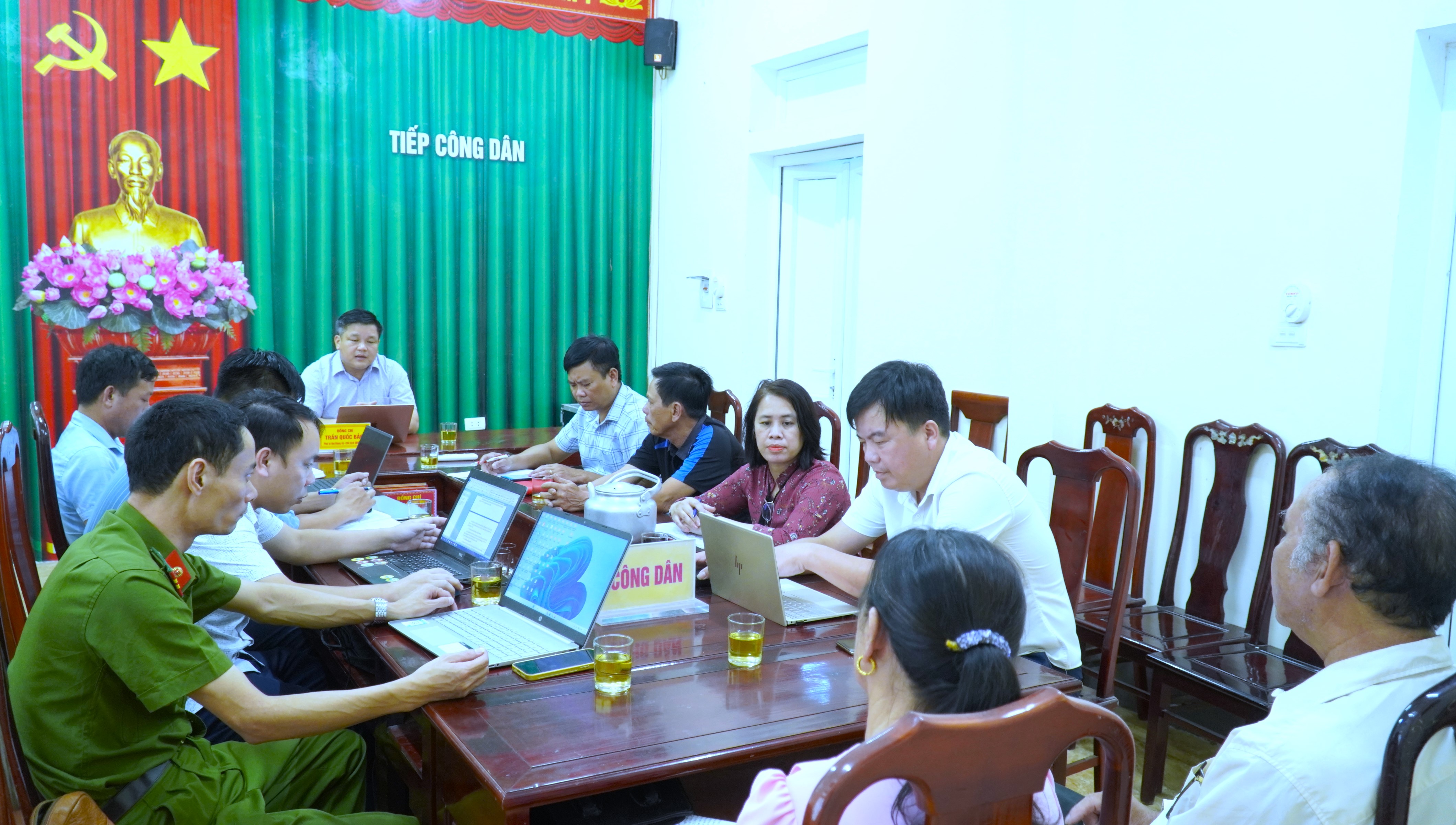 Lãnh đạo xã Hương Khê làm việc với hộ dân liên quan công tác giải phóng mặt bằng Ngõ 6, đường Cao Thắng, thôn 12