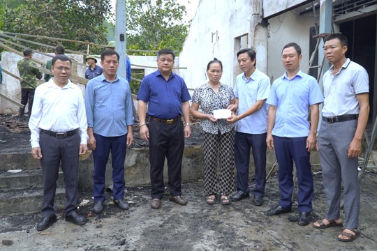 Lãnh đạo xã Hương Khê thăm hỏi, động viên gia đình bị hỏa hoạn tại thôn Hương Long 