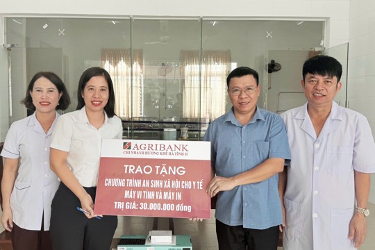 Agribank Chi nhánh Hương Khê Hà Tĩnh II trao tặng thiết bị tin học cho 07 Trạm Y tế xã khu vực huyện Hương Khê cũ