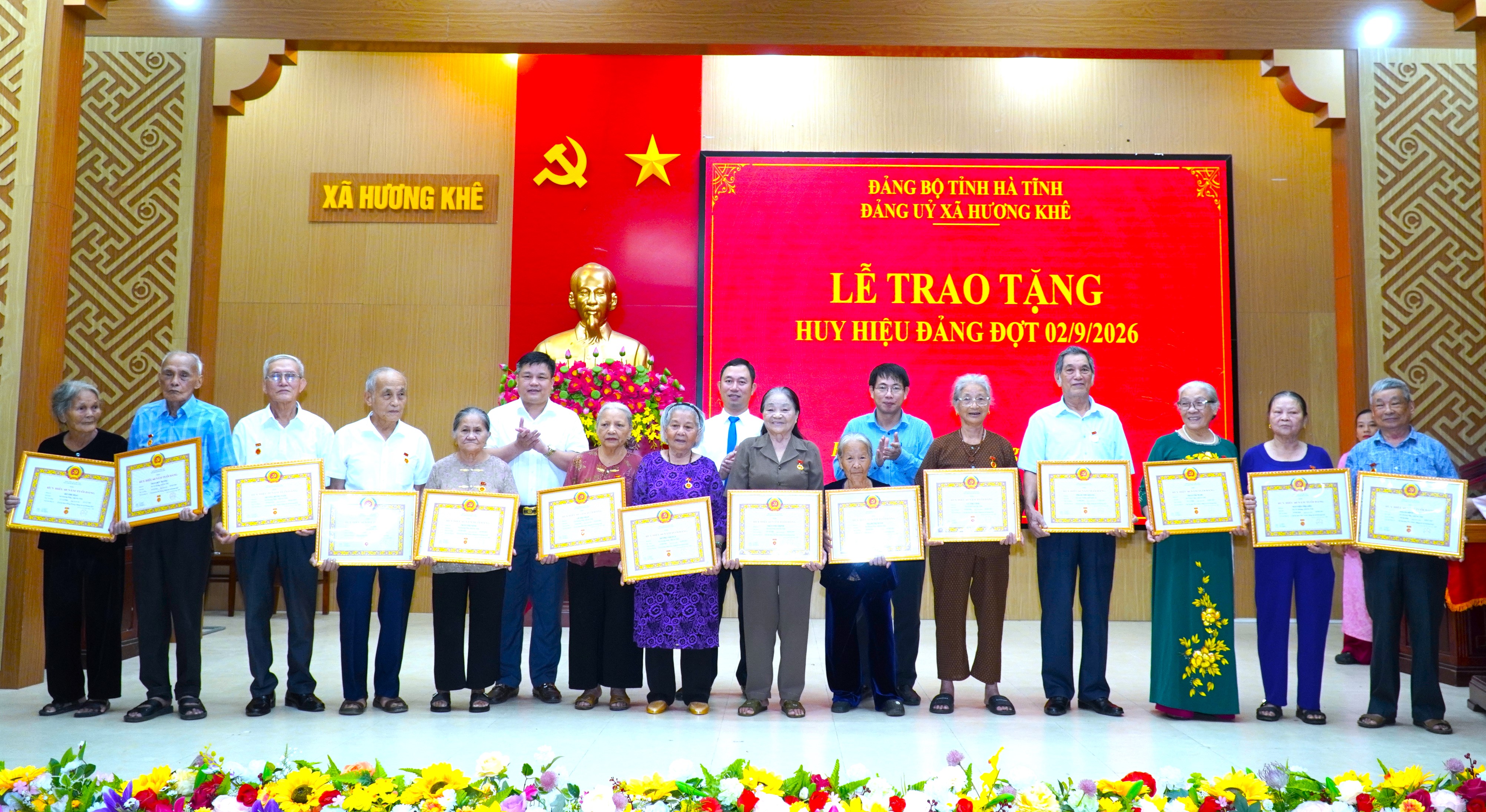 165 đảng viên xã Hương Khê được trao tặng Huy hiệu Đảng đợt 2/9