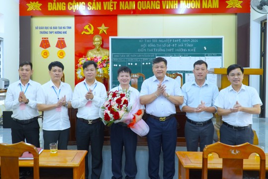 Lãnh đạo xã Hương Khê động viên Hội đồng coi thi Kỳ thi tốt nghiệp THPT năm 2026 tại điểm thi Trường THPT Hương Khê 