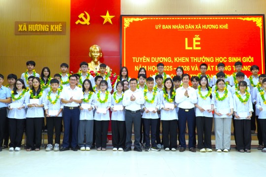 Xã Hương Khê tuyên dương học sinh giỏi và phát động Tháng hành động vì trẻ em năm 2026 