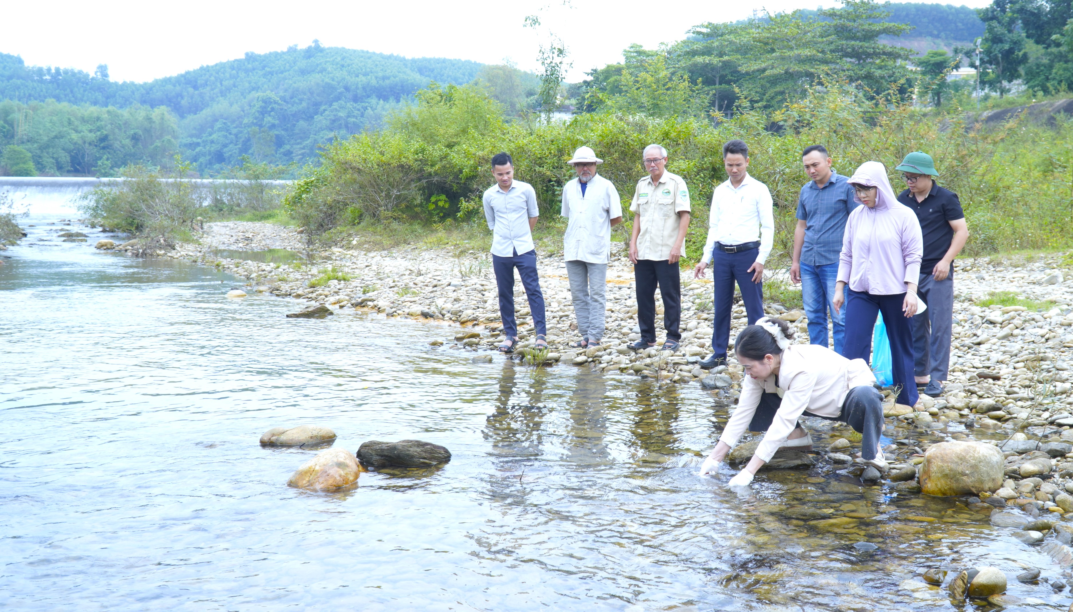 Trung tâm Nước sạch và Vệ sinh môi trường Hà Tĩnh lấy mẫu xét nghiệm chất lượng nước tại Nhà máy nước Hương Khê