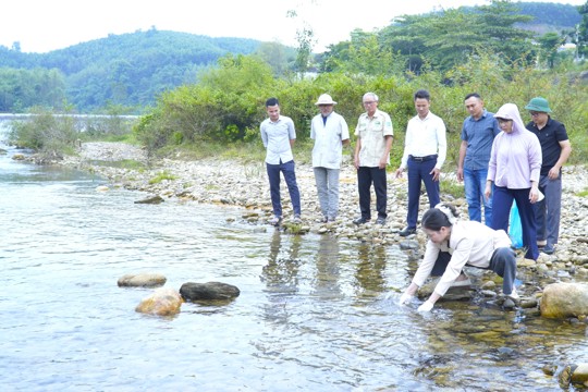 Trung tâm Nước sạch và Vệ sinh môi trường Hà Tĩnh lấy mẫu xét nghiệm chất lượng nước tại Nhà máy nước Hương Khê 