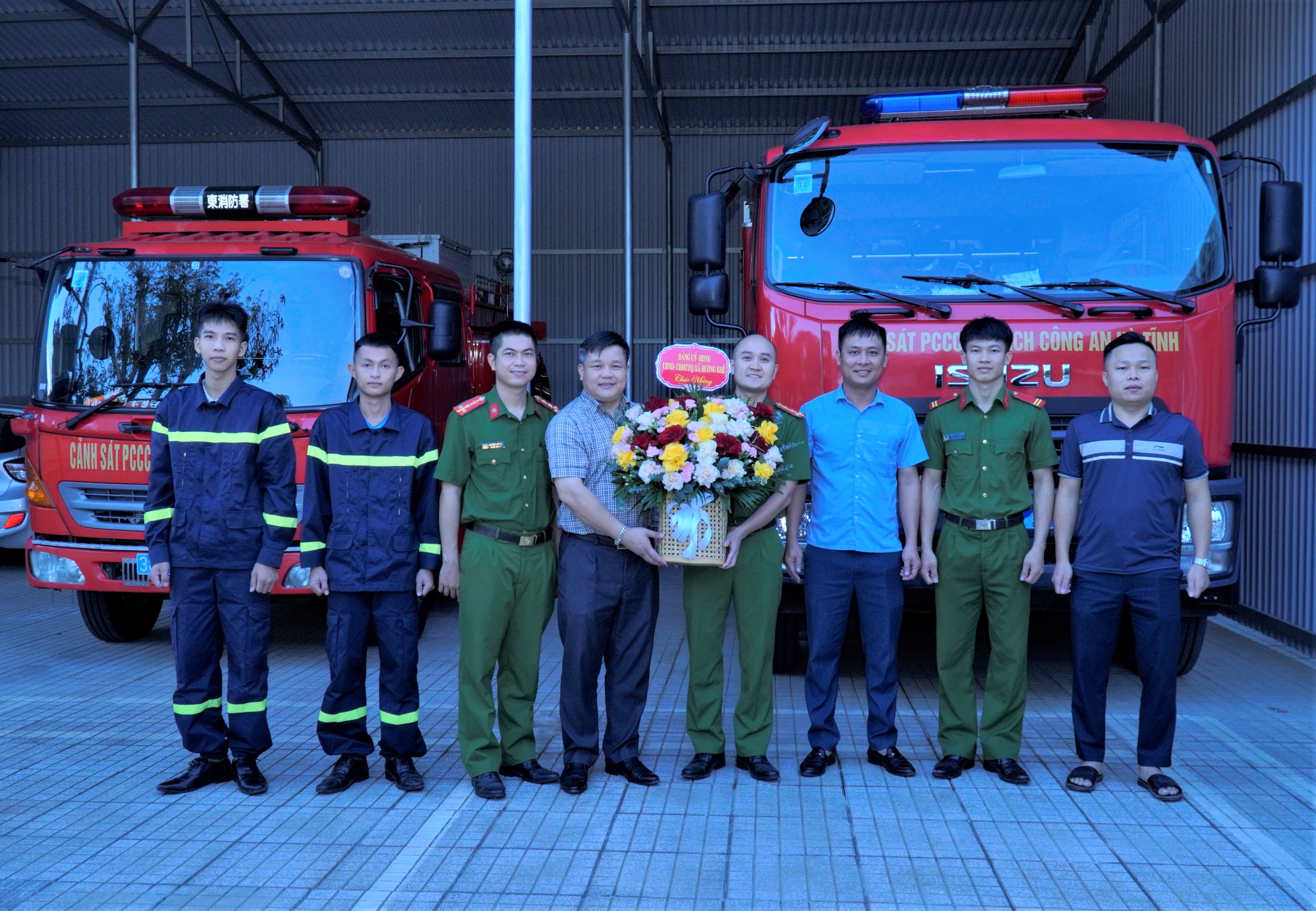 Lãnh đạo xã Hương Khê chúc mừng Đội Cảnh sát PCCC và CNCH khu vực Hương Khê nhân kỷ niệm 65 năm Ngày truyền thống