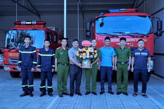 Lãnh đạo xã Hương Khê chúc mừng Đội Cảnh sát PCCC và CNCH khu vực Hương Khê nhân kỷ niệm 65 năm Ngày truyền thống 