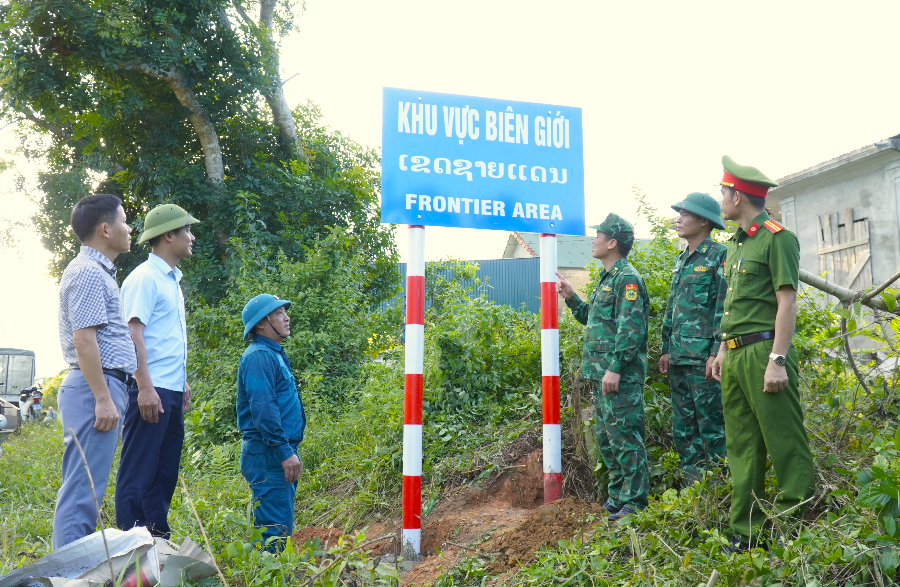 Đồn Biên phòng Phú Gia phối hợp cắm 05 cặp biển báo xác định khu vực biên giới trên địa bàn xã Hương Khê