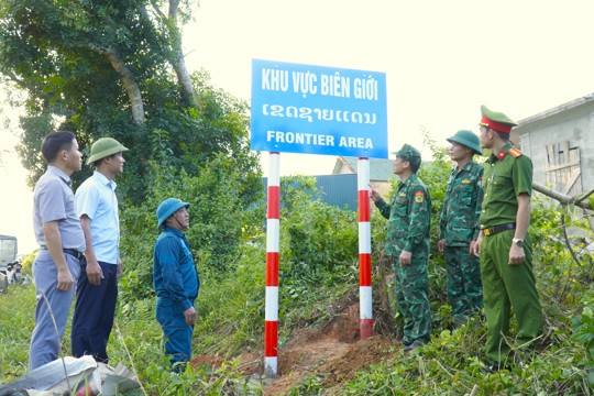 Đồn Biên phòng Phú Gia phối hợp cắm 05 cặp biển báo xác định khu vực biên giới trên địa bàn xã Hương Khê 