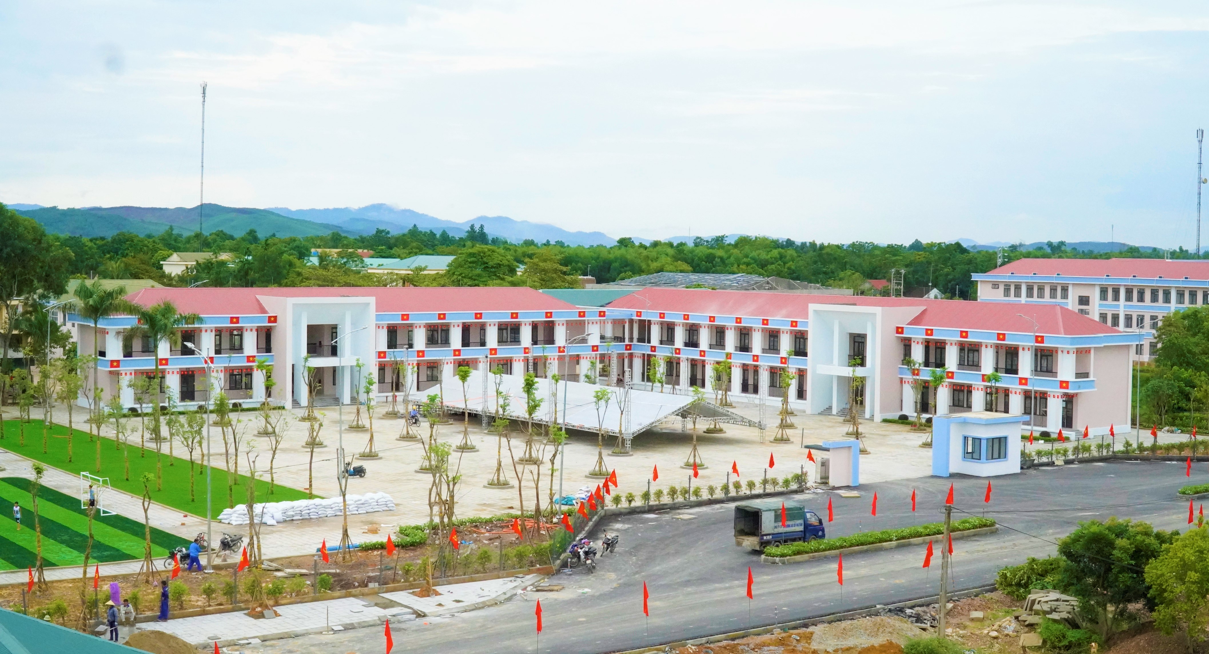 Xã Hương Khê tập trung chuẩn bị các điều kiện cho khai giảng năm học mới và Lễ khánh thành Trường Phổ thông nội trú Tiểu học và THCS Hương Khê