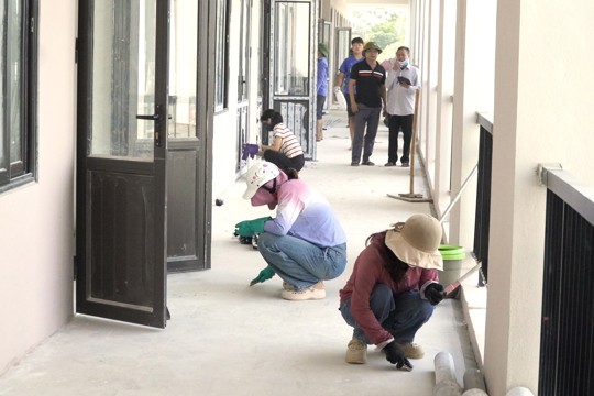 Cán bộ, giáo viên Trường Phổ thông nội trú Tiểu học và THCS Hương Khê tích cực vệ sinh trường lớp, sẵn sàng cho năm học mới