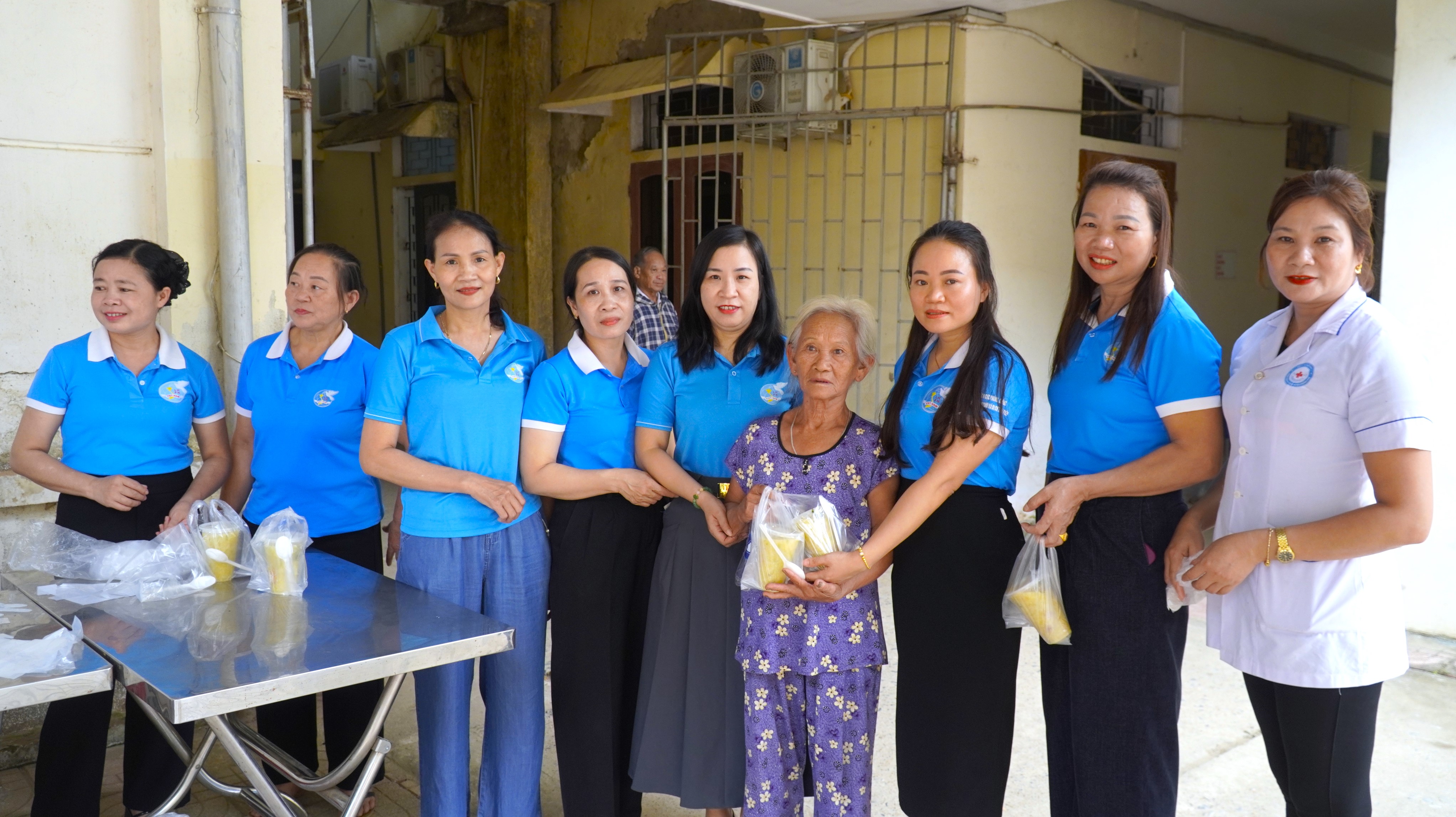 Hội LHPN xã Hương Khê tổ chức chương trình “Nồi cháo tình thương”, trao quà cho bệnh nhân