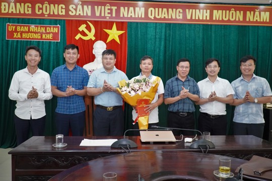 Lãnh đạo xã Hương Khê chúc mừng Trung tâm Dịch vụ Tổng hợp nhân Ngày Báo chí Cách mạng Việt Nam 21/6