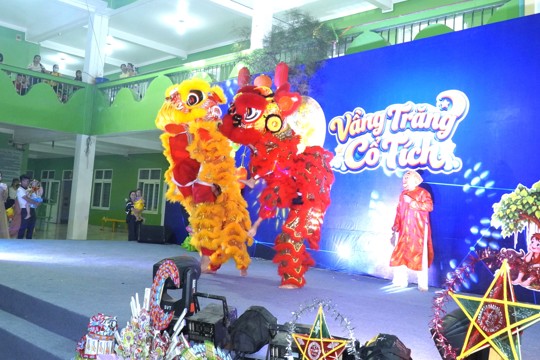 Rộn ràng lễ hội “Vầng trăng cổ tích” tại Trường Mầm non Trung Kiên 