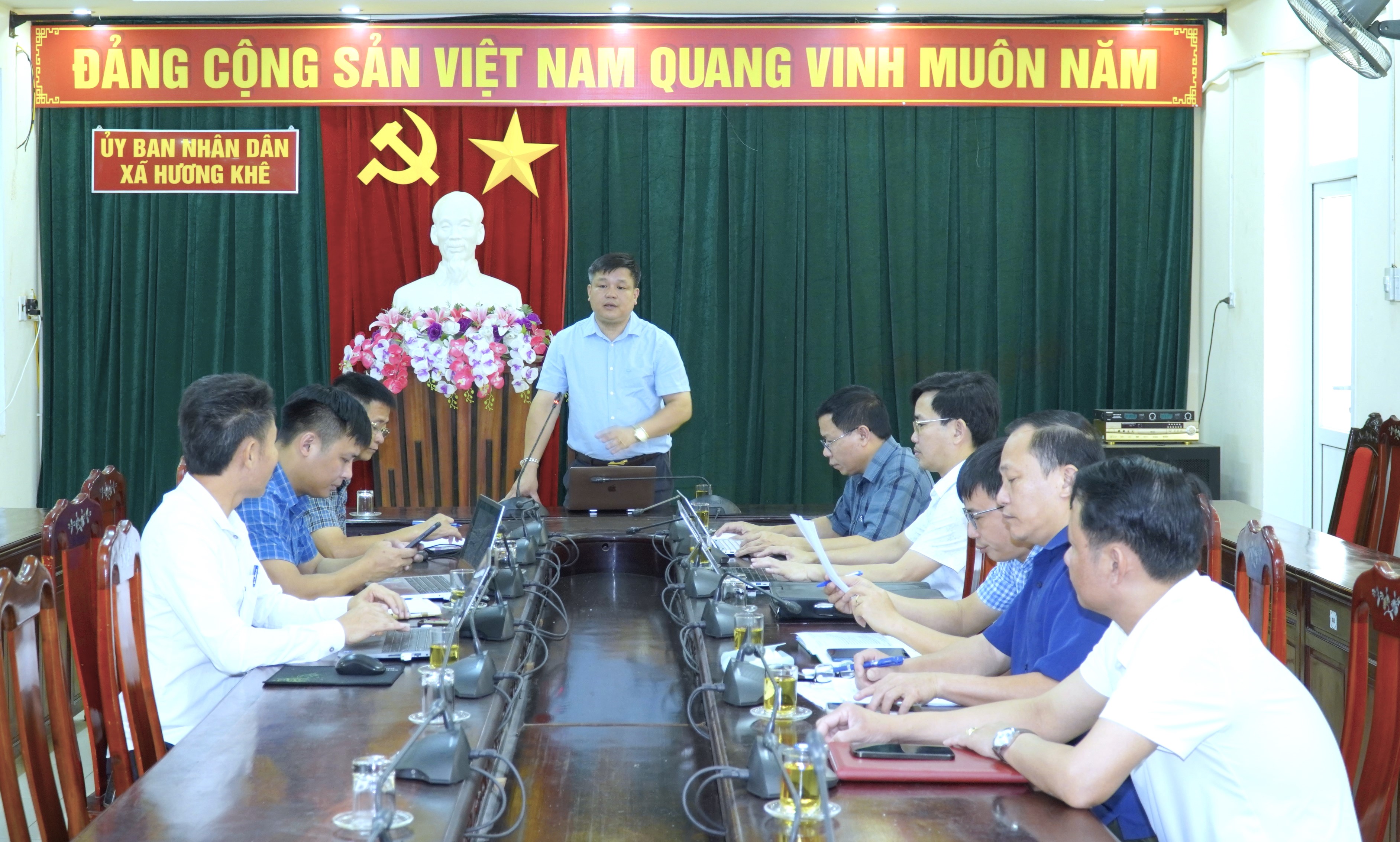 Lãnh đạo UBND xã Hương Khê làm việc với các bên liên quan về tạm đình chỉ hoạt động cơ sở băm dăm gỗ và triển khai một số nhiệm vụ trọng tâm