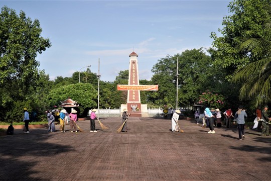 Các lực lượng xã Hương Khê ra quân tổng dọn vệ sinh Nghĩa trang Liệt sĩ nhân kỷ niệm 79 năm Ngày Thương binh - Liệt sĩ