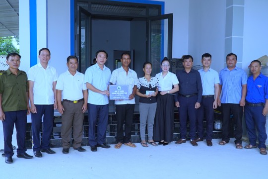 Ủy ban MTTQ Việt Nam xã Hương Khê trao hỗ trợ xây dựng nhà Đại đoàn kết cho các hộ nghèo