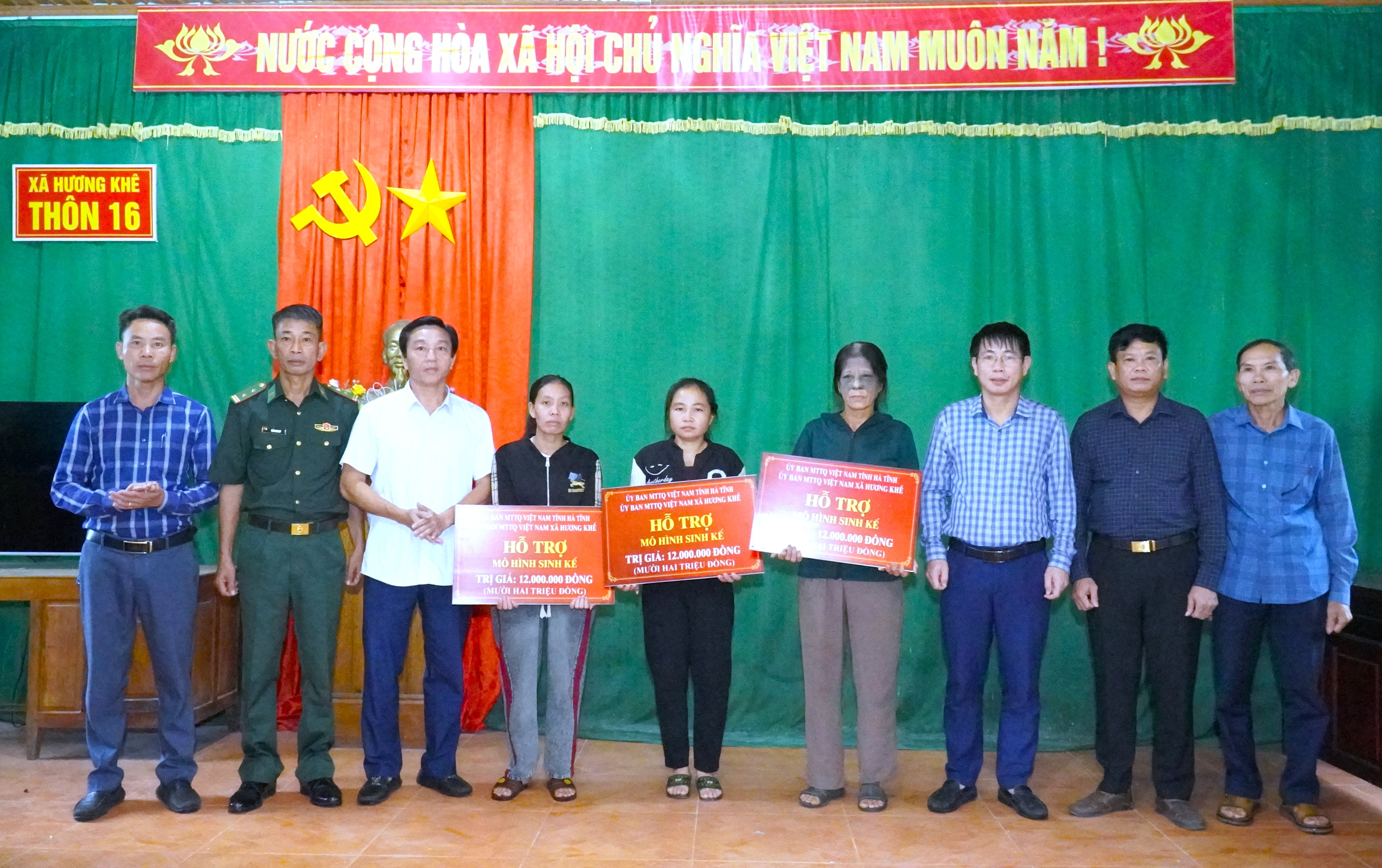 Ủy ban MTTQ Việt Nam xã Hương Khê trao mô hình sinh kế, hỗ trợ hộ nghèo vươn lên ổn định cuộc sống