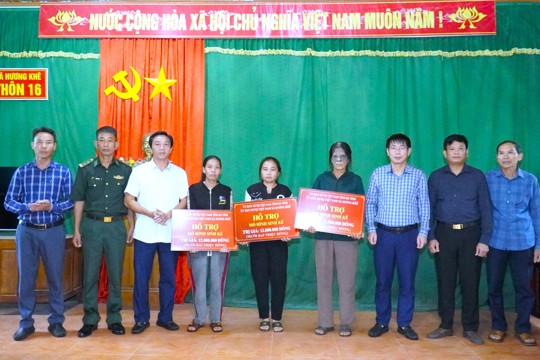 Ủy ban MTTQ Việt Nam xã Hương Khê trao mô hình sinh kế, hỗ trợ hộ nghèo vươn lên ổn định cuộc sống 