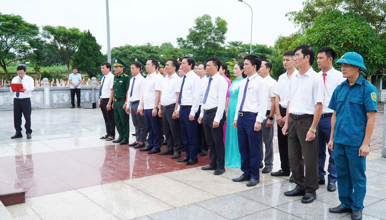 Lãnh đạo xã Hương Khê dâng hương tri ân Bác Hồ và các anh hùng liệt sỹ 