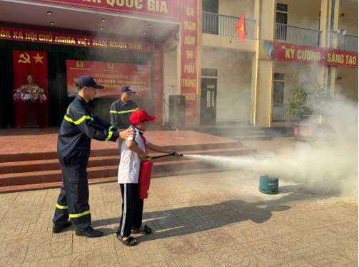 Đội Chữa cháy và CNCH khu vực Hương Khê đẩy mạnh tuyên truyền, trải nghiệm thực hành PCCC và phòng, chống đuối nước cho học sinh 
