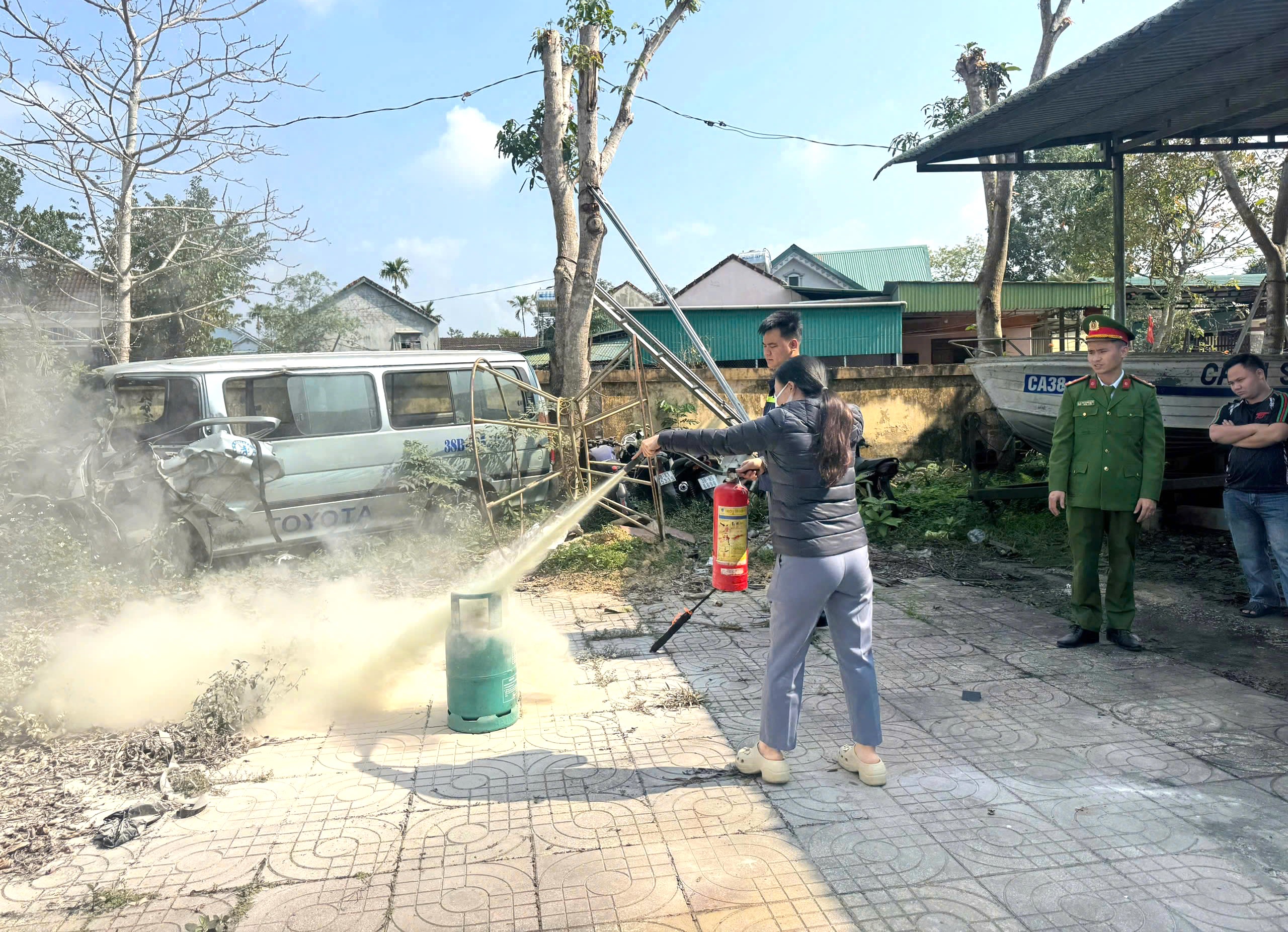 Huấn luyện nghiệp vụ phòng cháy, chữa cháy và cứu nạn, cứu hộ cho các đơn vị cơ sở tại xã Hương Khê 