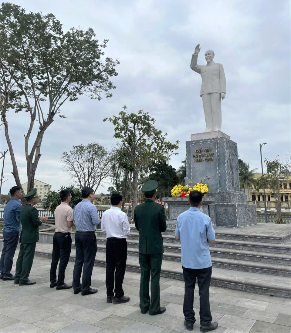 Lãnh đạo xã Hương Khê dâng hương tại tượng đài bác Hồ ở đảo Hồ Bình Sơn, Nghĩa trang Liệt sỹ và các nhà bia tưởng niệm liệt sỹ trên địa bàn xã nhân dịp Tết Nguyên đán 2026 