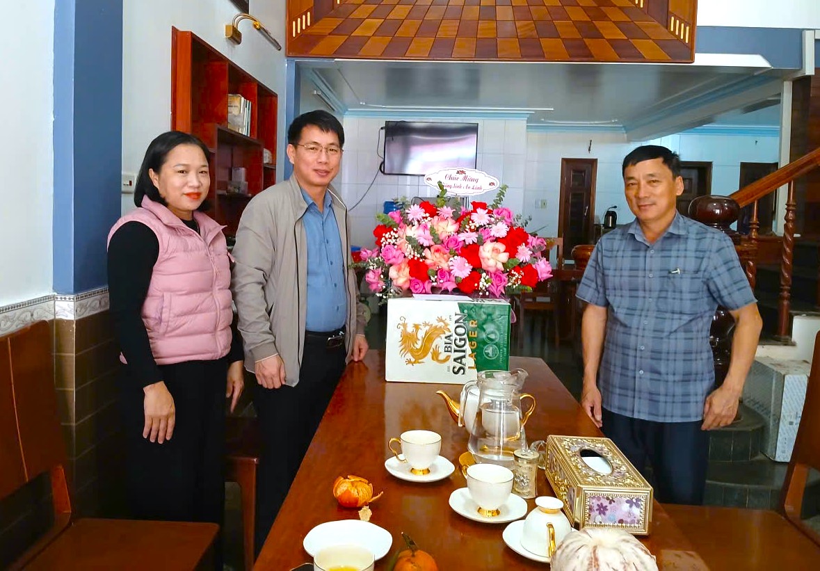 Lãnh đạo xã Hương Khê chúc mừng một số giáo dân tiêu biểu nhân dịp lễ Giáng sinh năm 2025