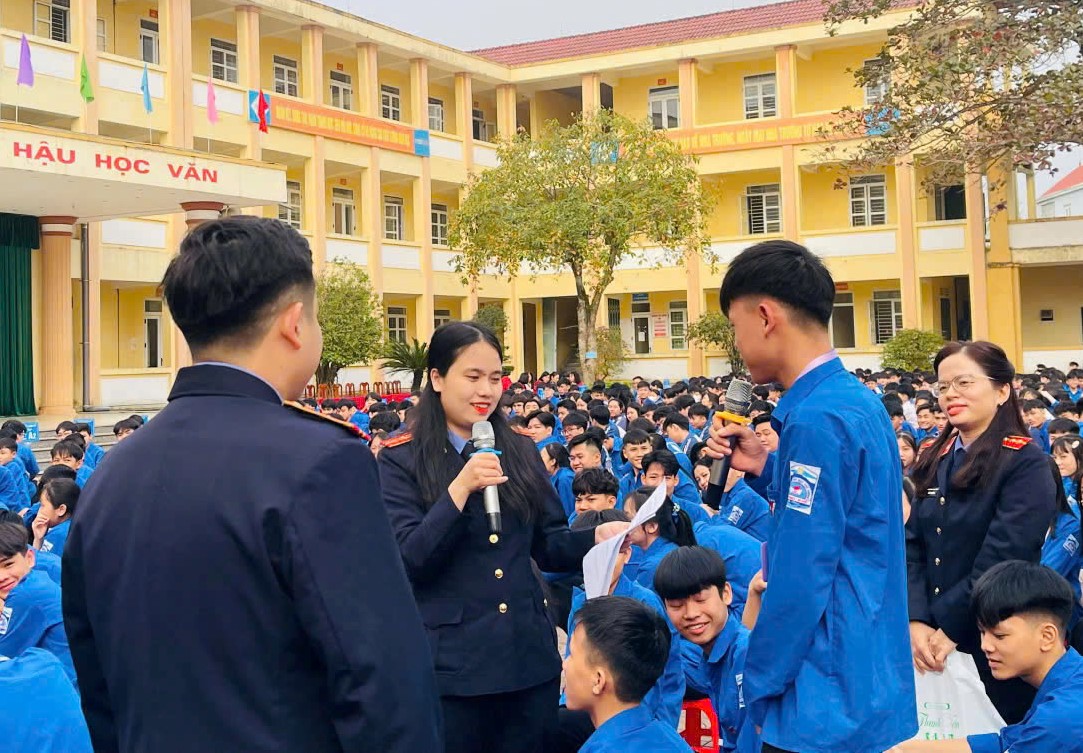 Viện KSND Khu vực 4 phối hợp tuyên truyền, phổ biến pháp luật cho hơn 3.000 học sinh tại xã Hương Khê