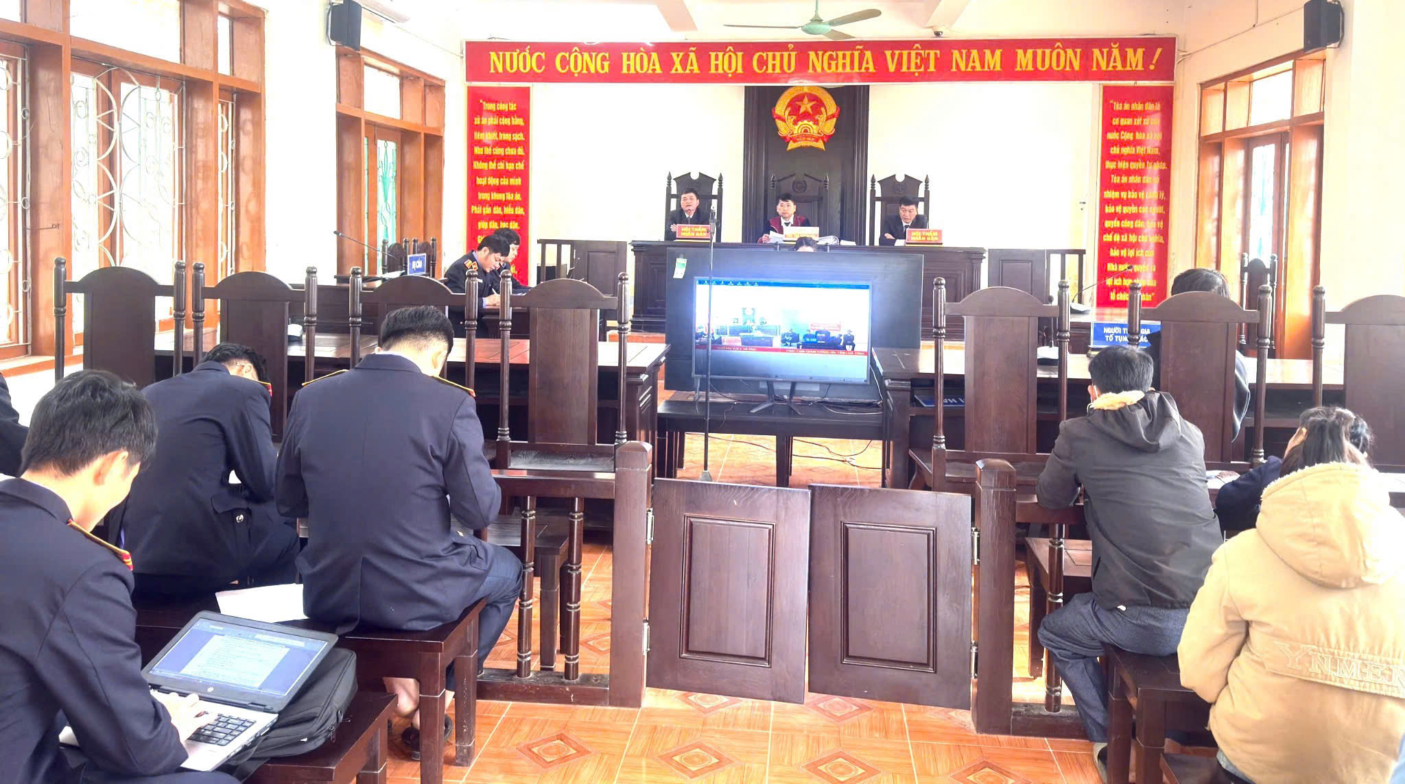 Xét xử 3 bị cáo rủ nhau tổ chức sử dụng ma túy 