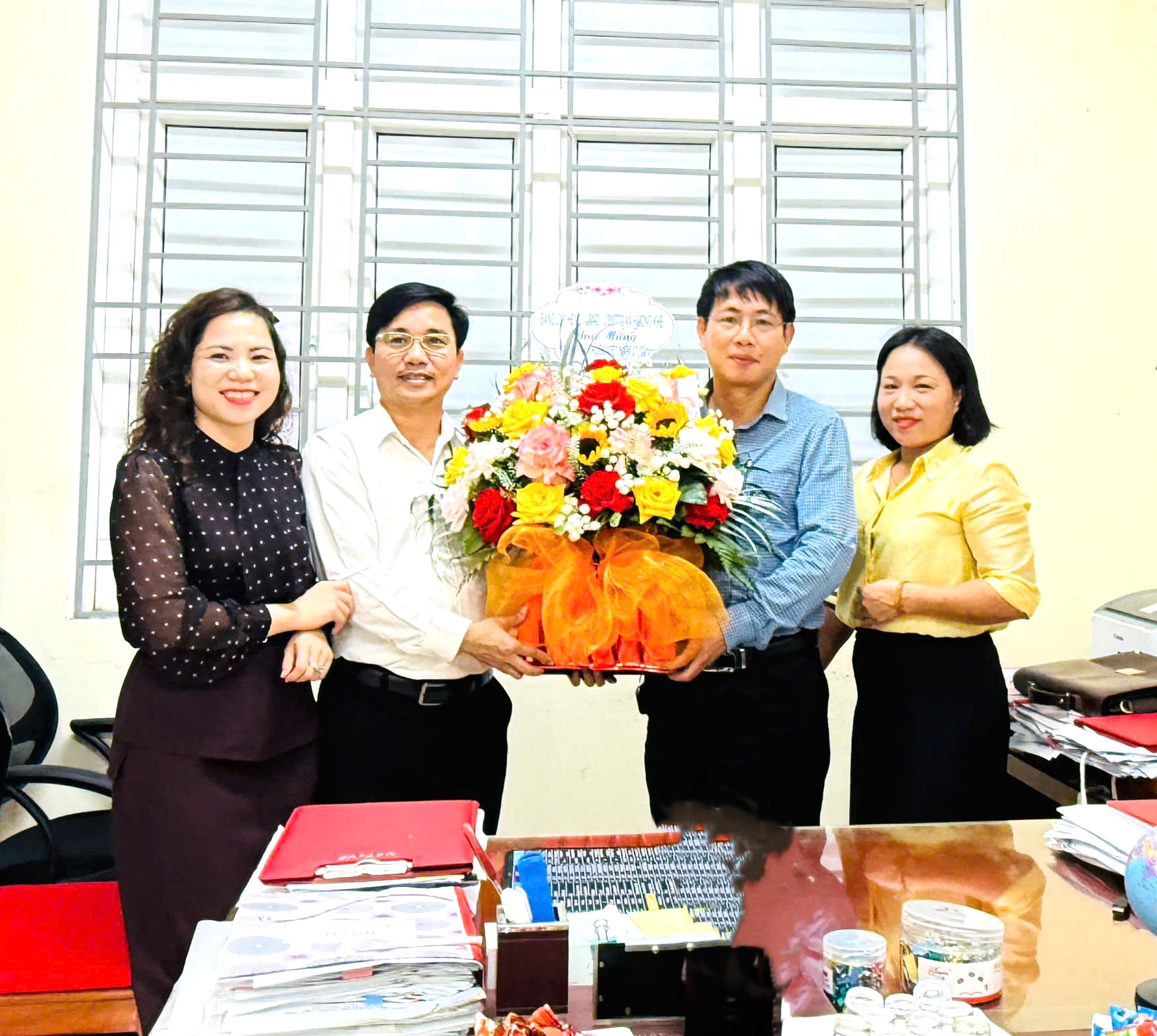 Lãnh đạo xã Hương Khê chúc mừng các đơn vị nhân dịp 71 năm Ngày Thầy thuốc Việt Nam (27/2/1955 – 27/2/2026)  