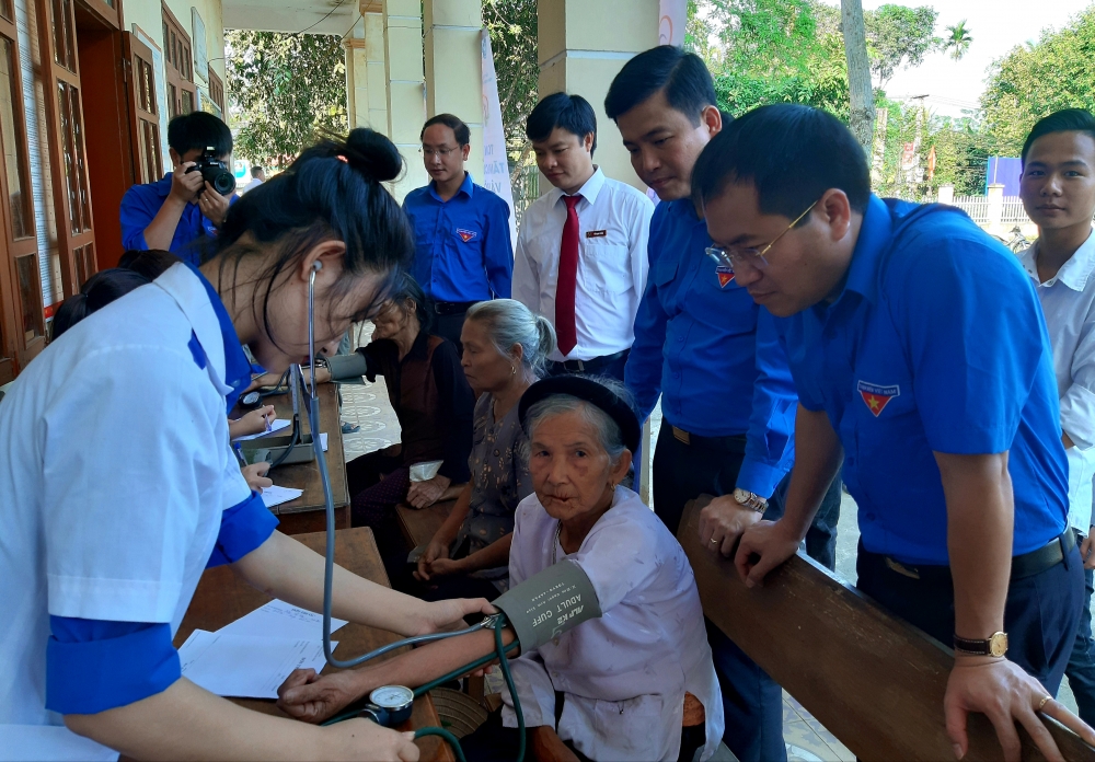 Ngày hội “Thầy thuốc trẻ làm theo lời Bác, tình nguyện vì sức khoẻ cộng đồng” tại xã Hương Bình.