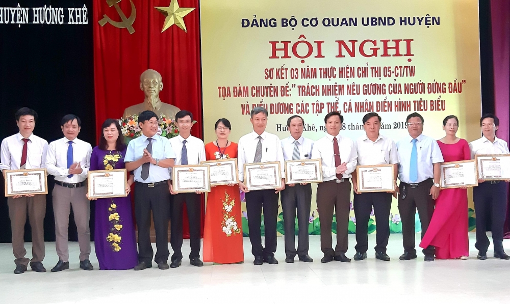 Đảng bộ Cơ quan UBND huyện  vinh danh 13 điển hình  học tập và làm theo gương Bác