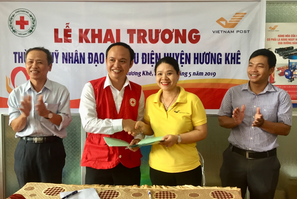 Khai trương thùng quỹ nhân đạo đặt tại Bưu điện huyện Hương khê