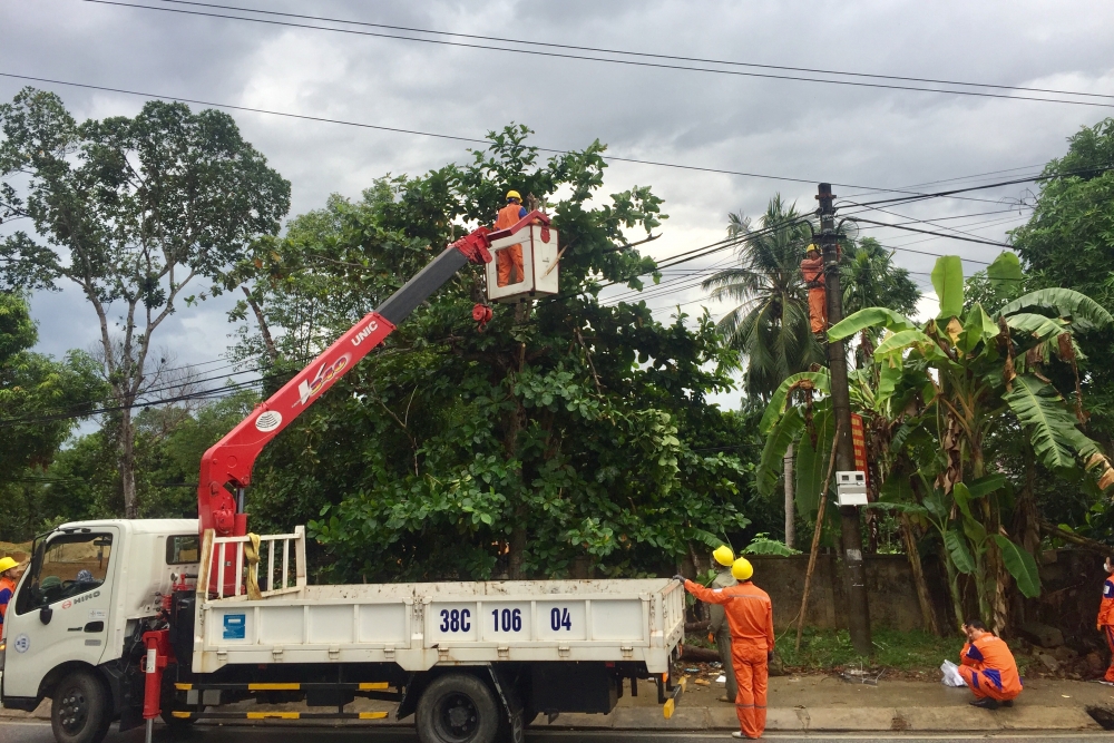 Điện lực Hương Khê xây dựng đoạn đường dây điển hình thực hiện chỉnh trang 5s kiểu mẫu