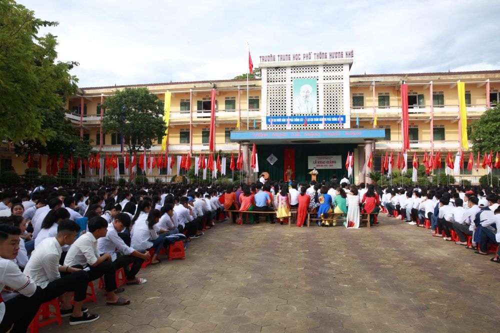 Đồng chí Hoàng Công Lý, Phó chủ tịch UBND huyện  dự khai giảng năm học mới tại Trường THPT Hương Khê.