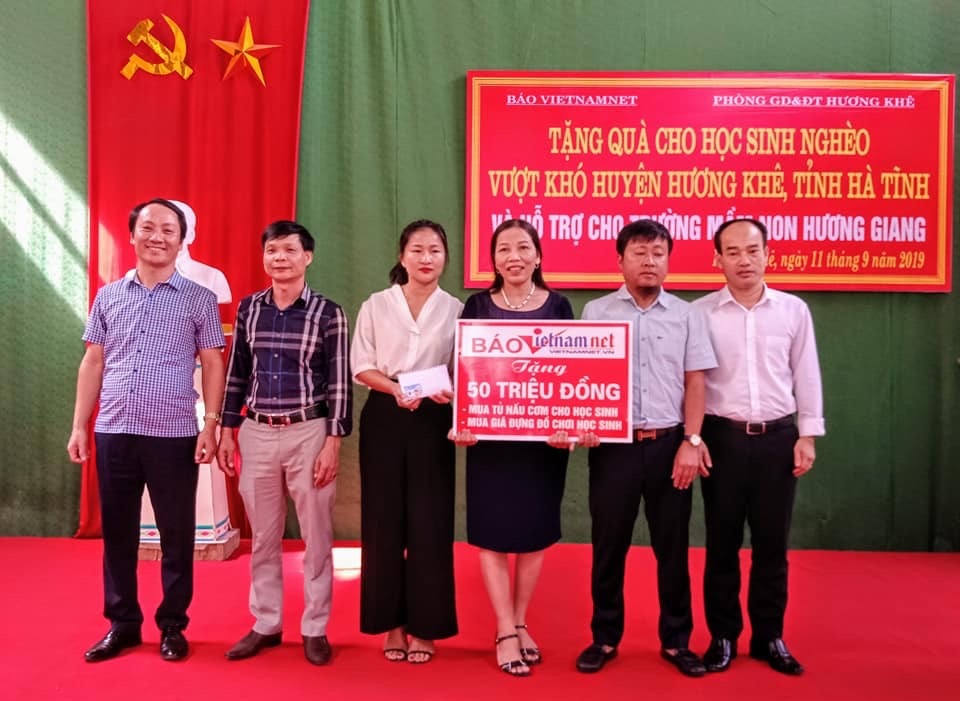 Báo VietNamNet trao 100 triệu đồng cho học sinh nghèo Hương Khê và Trường Mầm non Hương Giang Xây dựng CSVC