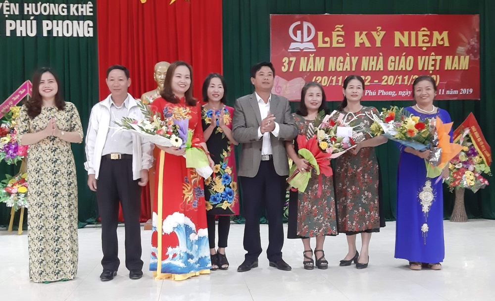              Phú Phong:  Tổ chức kỷ niệm 37 năm Ngày nhà giáo Việt Nam  