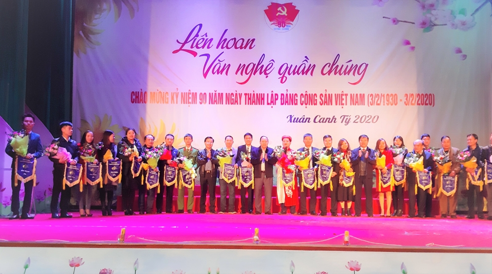 Hương Khê: Hội diễn văn nghệ quần chúng nhân kỷ niệm 90 năm thành lập ĐCSVN,  thu hút gần 700 diễn viên không chuyên tham gia.