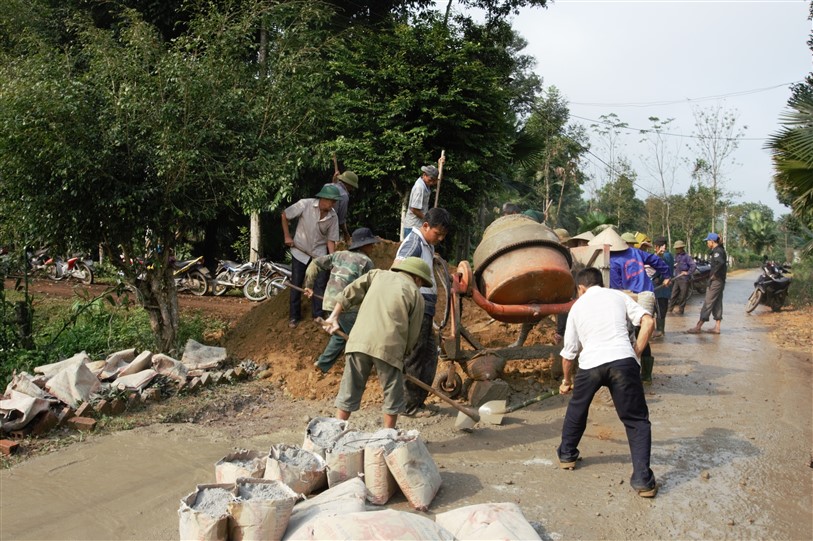 Hương Bình:   Sôi nổi phong trào làm đường giao thông, chỉnh trang vườn hộ, xây dựng vườn mẫu trong xây dựng nông thôn mới.