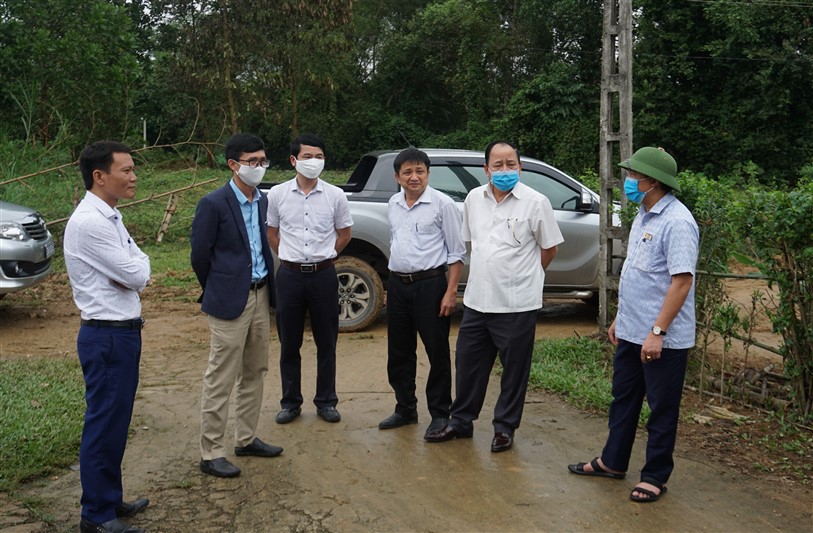 Ban chỉ đạo Chương trình MTQG xây dựng nông thôn mới huyện  kiểm tra, làm việc tại Hương Xuân