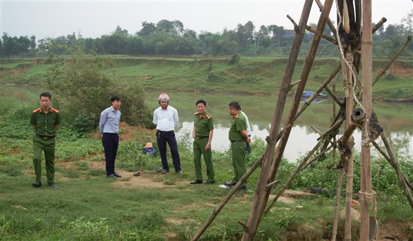 Lãnh đạo huyện Hương Khê yêu cầu Điền Mỹ và Hà Linh phá dỡ các bến cát tự phát trong tháng 3 này.