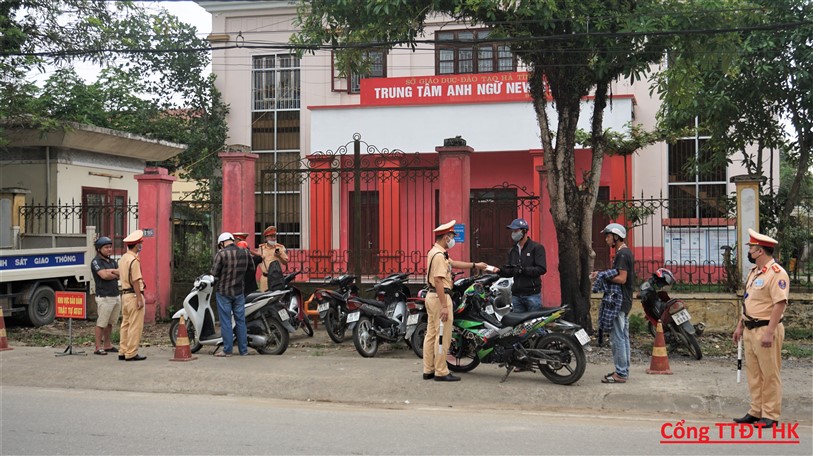 Công an Hương Khê ngày đầu ra quân phát hiện, xử lý 57 trường hợp vi phạm ATGT