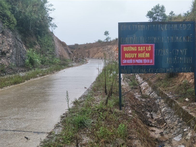 Hương Khê: Gắn biển cấm người, phương tiện lưu thông tuyến đường Phúc Trạch Hương Liên