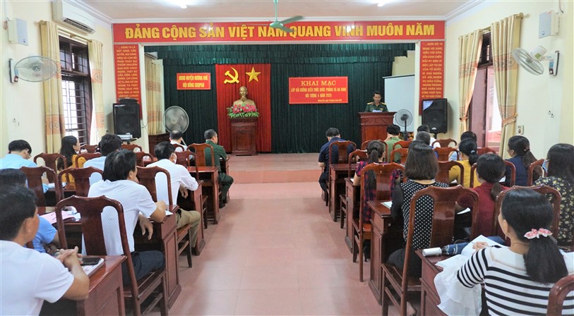 95 đồng chí đối tượng 4, tham gia lớp bồi dưỡng kiến thức quốc phòng - an ninh năm 2020.