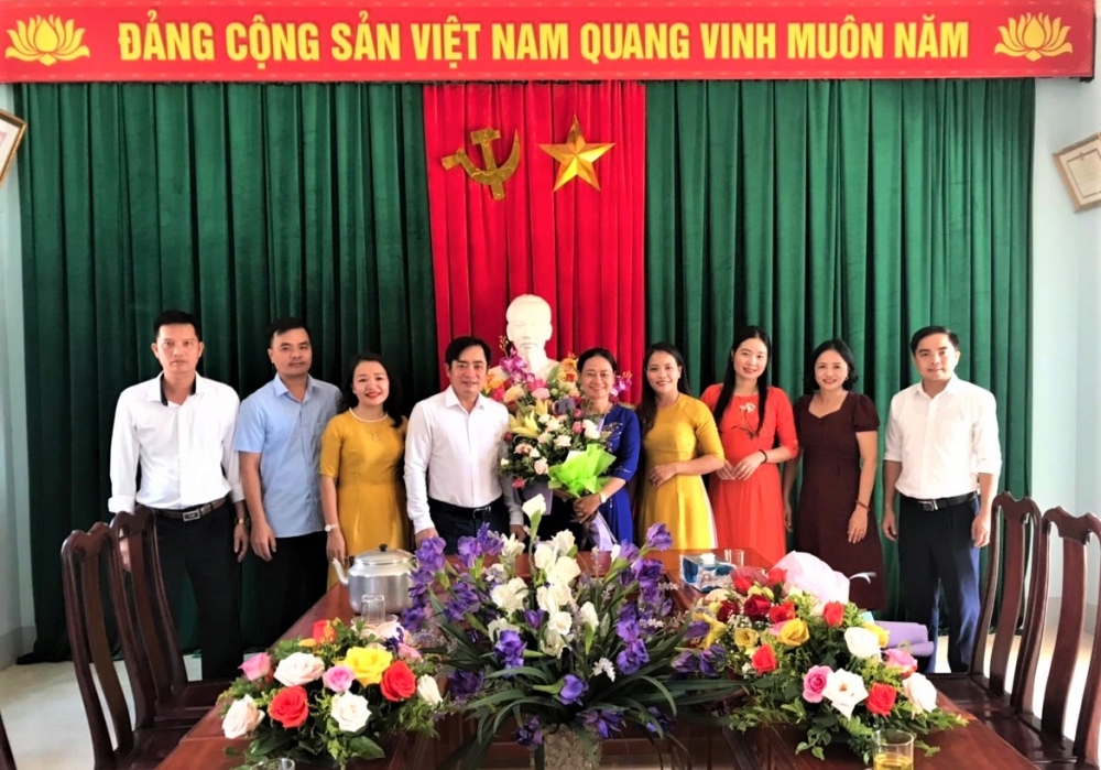 Đồng chí Nguyễn Kim Tú PCT HĐND huyện dự khai giảng tại THCS Chu Văn An và chúc mừng các trường Tiểu học, Mầm non trên địa bàn Thị trấn