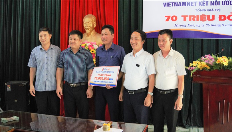 Báo VietNamNet trao 70 triệu đồng cho Trường THCS Chu Văn An