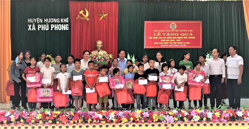 32 suất quà được trao cho 32 em học sinh trong chương trình “ Tiếp bước con em nông dân nghèo tới trường”