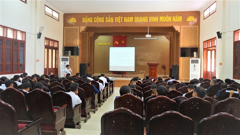 Tập huấn kỹ thuật tiêm phòng cho cán bộ Thú y cơ sở.